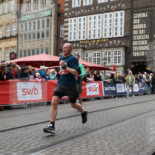 05.10.2025 - 20. swb-Marathon Bremen Yannick Fuchs http://msf.ph/oto/9281861 05.10.2025 12:55:32 Ziel 474, 1443, 1912, 2132, 6444 meine-sportfotos.de