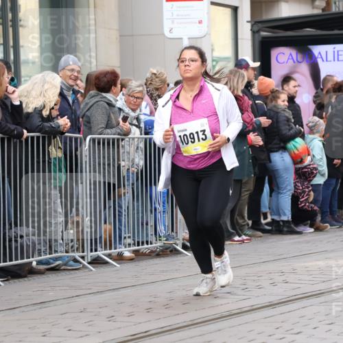 05.10.2025 - 20. swb-Marathon Bremen Strokosch-Dieckow http://msf.ph/oto/9281868 05.10.2025 11:20:36 Ziel 9405, 10012, 10361, 10362, 10913, 11643, 9405, 10012, 10361, 10362, 10913, 11643 meine-sportfotos.de