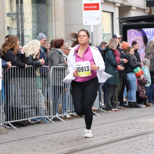 05.10.2025 - 20. swb-Marathon Bremen Strokosch-Dieckow http://msf.ph/oto/9281880 05.10.2025 11:20:37 Ziel 9405, 10012, 10361, 10362, 10913, 11643, 9405, 10012, 10361, 10362, 10913, 11643 meine-sportfotos.de