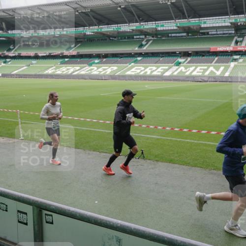 05.10.2025 - 20. swb-Marathon Bremen Michael Burmester http://msf.ph/oto/9281886 05.10.2025 13:05:33 Laufen im Stadion 190, 199, 406, 520, 611, 678, 712, 804, 817, 858, 924, 1132, 1147, 1228, 1404, 1455, 1480, 1545, 1610, 1702, 1746, 1765, 1840, 1867, 1990, 2058, 2187, 2190, 2198, 2422, 2437, 2584, 2604, 2785, 2902, 2935, 3008, 3025, 3049, 3216, 3317, 3368, 3378, 3380, 3413, 3445, 3450, 3479, 3799, 3809, 3837, 3853, 4055, 4207, 4241, 4326, 4332, 4376, 4563, 4641, 4665, 4676, 4766, 4831, 4855, 4892, 4904, 4983, 5176, 5286, 5295, 5362, 5382, 5614, 5824, 5904, 6283 meine-sportfotos.de