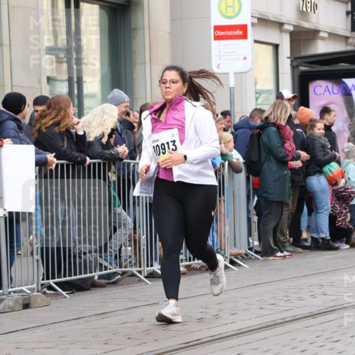 05.10.2025 - 20. swb-Marathon Bremen Strokosch-Dieckow http://msf.ph/oto/9281895 05.10.2025 11:20:37 Ziel 9405, 10012, 10361, 10362, 10913, 11643, 9405, 10012, 10361, 10362, 10913, 11643 meine-sportfotos.de