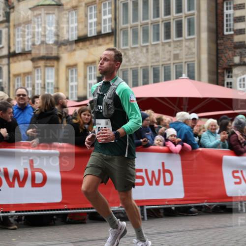 05.10.2025 - 20. swb-Marathon Bremen Yannick Fuchs http://msf.ph/oto/9281905 05.10.2025 12:55:33 Ziel 474, 1443, 1912, 2132, 6444 meine-sportfotos.de