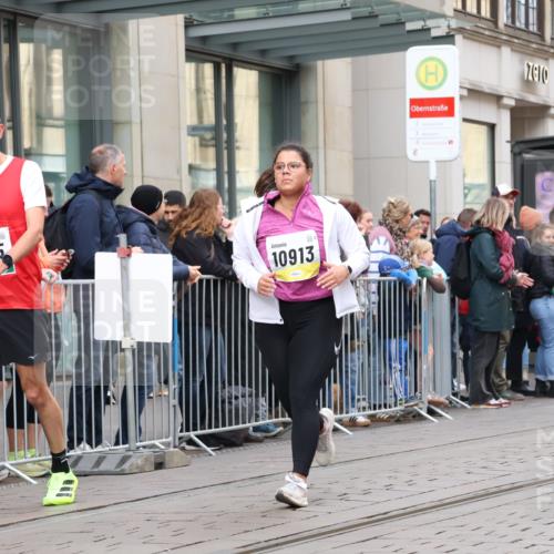 05.10.2025 - 20. swb-Marathon Bremen Strokosch-Dieckow http://msf.ph/oto/9281906 05.10.2025 11:20:37 Ziel 9405, 10012, 10361, 10362, 10913, 11643, 9405, 10012, 10361, 10362, 10913, 11643 meine-sportfotos.de