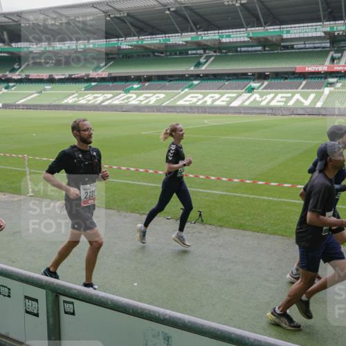 05.10.2025 - 20. swb-Marathon Bremen Michael Burmester http://msf.ph/oto/9281927 05.10.2025 13:05:37 Laufen im Stadion 190, 199, 406, 459, 520, 611, 678, 804, 817, 858, 924, 1147, 1154, 1228, 1404, 1410, 1455, 1480, 1545, 1610, 1702, 1765, 1840, 1867, 1990, 2058, 2187, 2190, 2198, 2199, 2422, 2437, 2584, 2604, 2671, 2698, 2785, 2902, 2935, 3008, 3025, 3049, 3317, 3368, 3378, 3380, 3445, 3450, 3479, 3799, 3809, 3837, 3853, 4055, 4207, 4326, 4332, 4376, 4563, 4641, 4643, 4665, 4676, 4766, 4831, 4855, 4892, 4904, 4983, 5166, 5176, 5362, 5382, 5614, 5824, 5904, 5945, 6283 meine-sportfotos.de