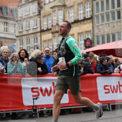 05.10.2025 - 20. swb-Marathon Bremen Yannick Fuchs http://msf.ph/oto/9281929 05.10.2025 12:55:33 Ziel 474, 1443, 1912, 2132, 6444 meine-sportfotos.de