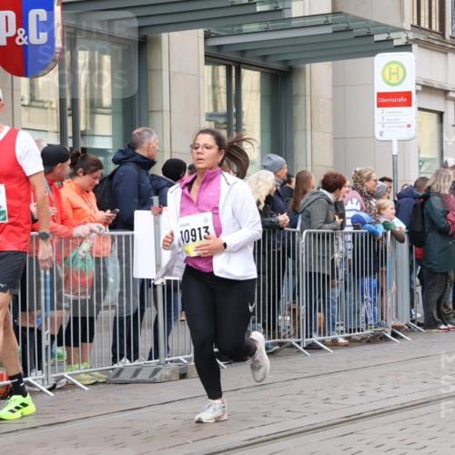 05.10.2025 - 20. swb-Marathon Bremen Strokosch-Dieckow http://msf.ph/oto/9281934 05.10.2025 11:20:38 Ziel 9405, 10012, 10361, 10362, 10913, 11643, 9405, 10012, 10361, 10362, 10913, 11643 meine-sportfotos.de