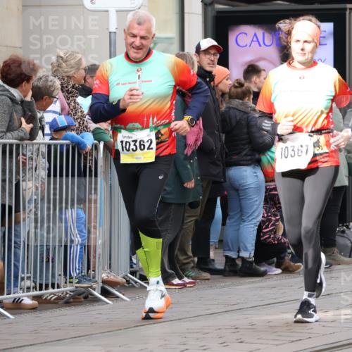 05.10.2025 - 20. swb-Marathon Bremen Strokosch-Dieckow http://msf.ph/oto/9281943 05.10.2025 11:20:39 Ziel 9405, 10012, 10361, 10362, 10913, 11643, 9405, 10012, 10361, 10362, 10913, 11643 meine-sportfotos.de