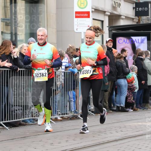 05.10.2025 - 20. swb-Marathon Bremen Strokosch-Dieckow http://msf.ph/oto/9281978 05.10.2025 11:20:40 Ziel 9405, 10012, 10361, 10362, 10913, 11643, 9405, 10012, 10361, 10362, 10913, 11643 meine-sportfotos.de