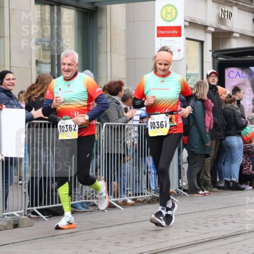 05.10.2025 - 20. swb-Marathon Bremen Strokosch-Dieckow http://msf.ph/oto/9281993 05.10.2025 11:20:40 Ziel 9405, 10012, 10361, 10362, 10913, 11643, 9405, 10012, 10361, 10362, 10913, 11643 meine-sportfotos.de
