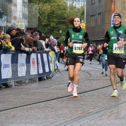05.10.2025 - 20. swb-Marathon Bremen Strokosch-Dieckow http://msf.ph/oto/9282027 05.10.2025 11:15:16 Ziel 9441, 9643, 9767, 9768, 11293 meine-sportfotos.de