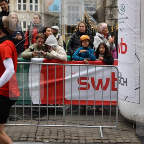 05.10.2025 - 20. swb-Marathon Bremen Yannick Fuchs http://msf.ph/oto/9282107 05.10.2025 12:56:13 Ziel 57, 481, 761, 902, 1633, 2048, 7766 meine-sportfotos.de
