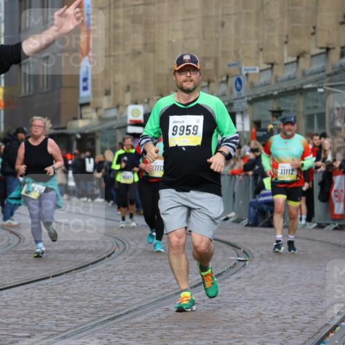 05.10.2025 - 20. swb-Marathon Bremen Strokosch-Dieckow http://msf.ph/oto/9282192 05.10.2025 11:15:20 Ziel 9441, 9643, 9767, 9768, 9959, 10976 meine-sportfotos.de