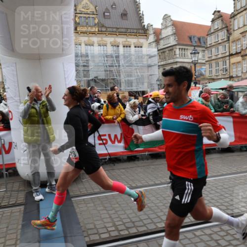 05.10.2025 - 20. swb-Marathon Bremen Yannick Fuchs http://msf.ph/oto/9282229 05.10.2025 12:56:22 Ziel 1379, 1833, 3707 meine-sportfotos.de