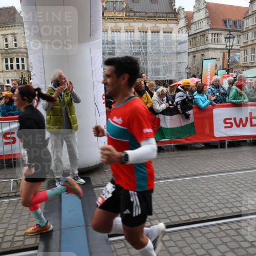 05.10.2025 - 20. swb-Marathon Bremen Yannick Fuchs http://msf.ph/oto/9282239 05.10.2025 12:56:22 Ziel 1379, 1833, 3707 meine-sportfotos.de