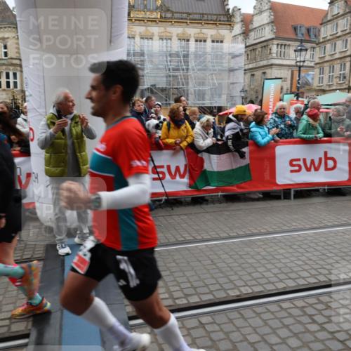 05.10.2025 - 20. swb-Marathon Bremen Yannick Fuchs http://msf.ph/oto/9282247 05.10.2025 12:56:23 Ziel 1379, 1833, 3707 meine-sportfotos.de