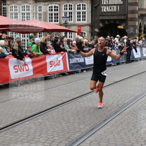 05.10.2025 - 20. swb-Marathon Bremen Yannick Fuchs http://msf.ph/oto/9282251 05.10.2025 12:57:44 Ziel 3153, 4635 meine-sportfotos.de