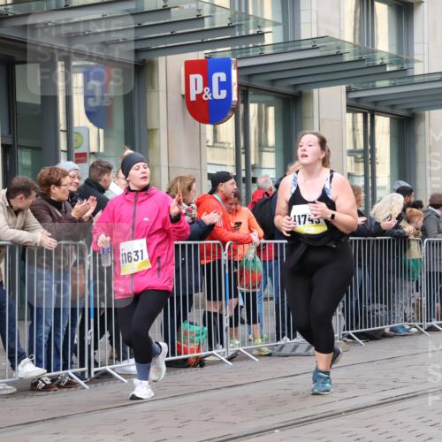 05.10.2025 - 20. swb-Marathon Bremen Strokosch-Dieckow http://msf.ph/oto/9282255 05.10.2025 11:20:52 Ziel 10361, 10362, 10913, 11631, 11743, 10361, 10362, 10913, 11631, 11743 meine-sportfotos.de