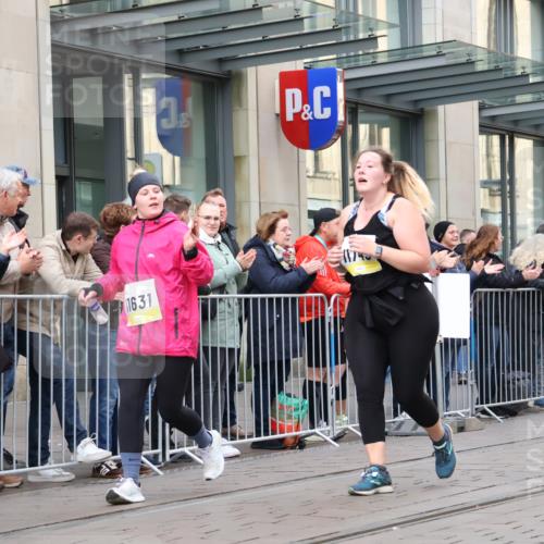05.10.2025 - 20. swb-Marathon Bremen Strokosch-Dieckow http://msf.ph/oto/9282268 05.10.2025 11:20:53 Ziel 10361, 10362, 11631, 11743, 10361, 10362, 11631, 11743 meine-sportfotos.de