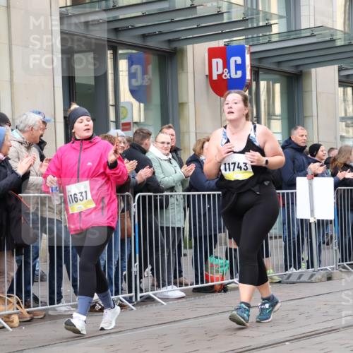 05.10.2025 - 20. swb-Marathon Bremen Strokosch-Dieckow http://msf.ph/oto/9282279 05.10.2025 11:20:53 Ziel 10361, 10362, 11631, 11743, 10361, 10362, 11631, 11743 meine-sportfotos.de