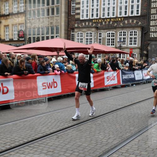 05.10.2025 - 20. swb-Marathon Bremen Yannick Fuchs http://msf.ph/oto/9282302 05.10.2025 12:57:51 Ziel 1088, 2168, 2909, 4635 meine-sportfotos.de