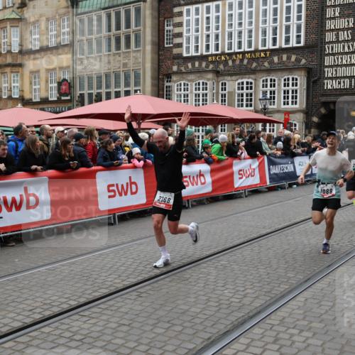 05.10.2025 - 20. swb-Marathon Bremen Yannick Fuchs http://msf.ph/oto/9282315 05.10.2025 12:57:51 Ziel 1088, 2168, 2909, 4635 meine-sportfotos.de