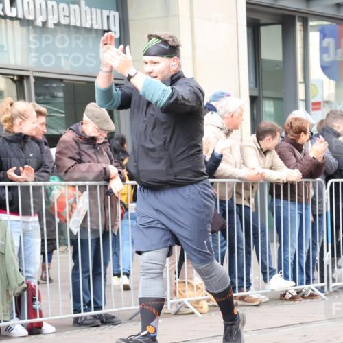 05.10.2025 - 20. swb-Marathon Bremen Strokosch-Dieckow http://msf.ph/oto/9282317 05.10.2025 11:21:05 Ziel 10072, 11631, 11743, 10072, 11631, 11743 meine-sportfotos.de