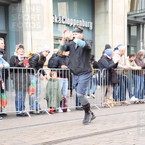 05.10.2025 - 20. swb-Marathon Bremen Strokosch-Dieckow http://msf.ph/oto/9282327 05.10.2025 11:21:05 Ziel 10072, 11631, 11743, 10072, 11631, 11743 meine-sportfotos.de