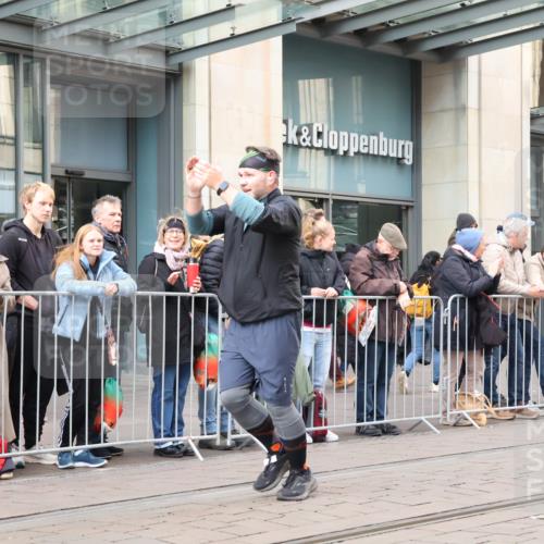 05.10.2025 - 20. swb-Marathon Bremen Strokosch-Dieckow http://msf.ph/oto/9282341 05.10.2025 11:21:05 Ziel 10072, 11631, 11743, 10072, 11631, 11743 meine-sportfotos.de