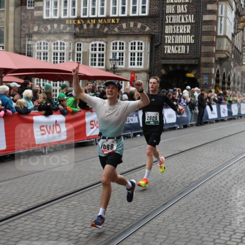 05.10.2025 - 20. swb-Marathon Bremen Yannick Fuchs http://msf.ph/oto/9282350 05.10.2025 12:57:52 Ziel 1088, 2168, 2909, 4635 meine-sportfotos.de