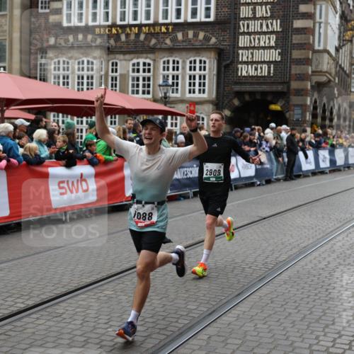 05.10.2025 - 20. swb-Marathon Bremen Yannick Fuchs http://msf.ph/oto/9282361 05.10.2025 12:57:52 Ziel 1088, 2168, 2909, 4635 meine-sportfotos.de