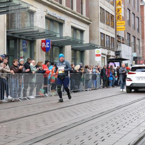 05.10.2025 - 20. swb-Marathon Bremen Strokosch-Dieckow http://msf.ph/oto/9282366 05.10.2025 11:21:54 Ziel 10700, 10700 meine-sportfotos.de
