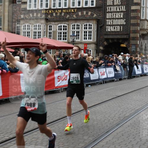 05.10.2025 - 20. swb-Marathon Bremen Yannick Fuchs http://msf.ph/oto/9282368 05.10.2025 12:57:52 Ziel 1088, 2168, 2909, 4635 meine-sportfotos.de