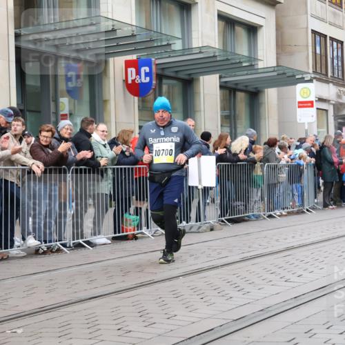 05.10.2025 - 20. swb-Marathon Bremen Strokosch-Dieckow http://msf.ph/oto/9282374 05.10.2025 11:21:54 Ziel 10700, 10700 meine-sportfotos.de