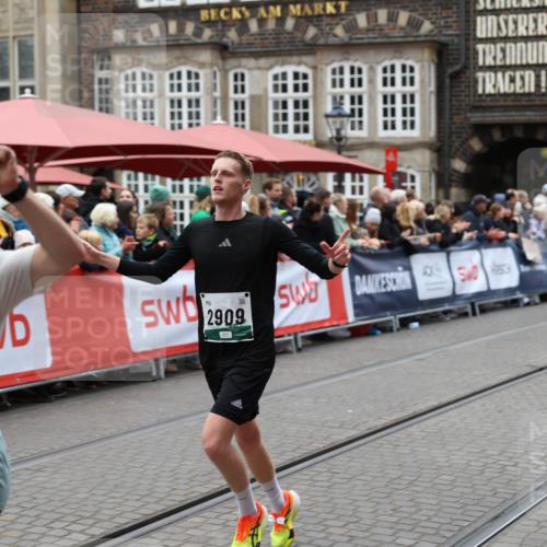 05.10.2025 - 20. swb-Marathon Bremen Yannick Fuchs http://msf.ph/oto/9282377 05.10.2025 12:57:52 Ziel 1088, 2168, 2909, 4635 meine-sportfotos.de