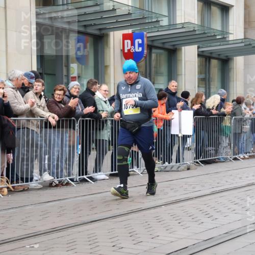 05.10.2025 - 20. swb-Marathon Bremen Strokosch-Dieckow http://msf.ph/oto/9282388 05.10.2025 11:21:55 Ziel 10700, 10700 meine-sportfotos.de