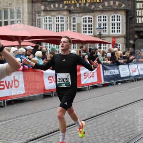 05.10.2025 - 20. swb-Marathon Bremen Yannick Fuchs http://msf.ph/oto/9282390 05.10.2025 12:57:53 Ziel 1088, 2168, 2909, 4635 meine-sportfotos.de