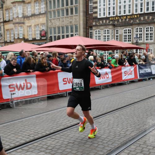 05.10.2025 - 20. swb-Marathon Bremen Yannick Fuchs http://msf.ph/oto/9282398 05.10.2025 12:57:53 Ziel 1088, 2168, 2909, 4635 meine-sportfotos.de
