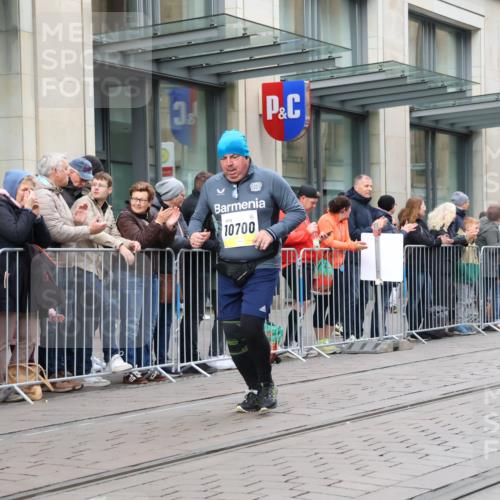 05.10.2025 - 20. swb-Marathon Bremen Strokosch-Dieckow http://msf.ph/oto/9282401 05.10.2025 11:21:55 Ziel 10700, 10700 meine-sportfotos.de