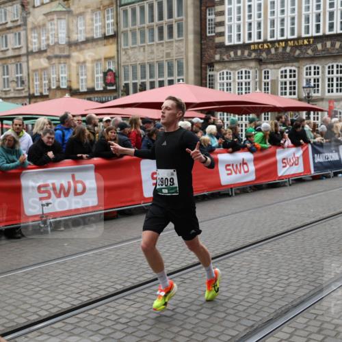 05.10.2025 - 20. swb-Marathon Bremen Yannick Fuchs http://msf.ph/oto/9282411 05.10.2025 12:57:53 Ziel 1088, 2168, 2909, 4635 meine-sportfotos.de