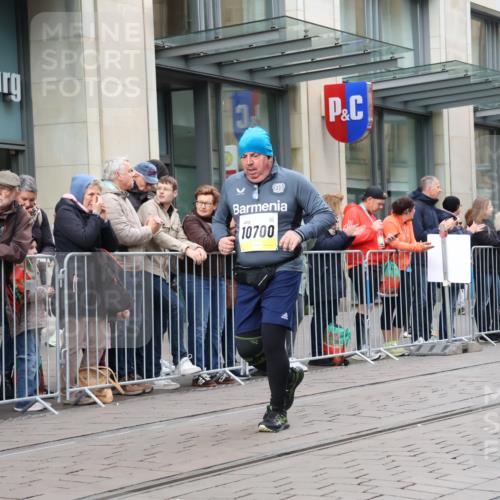 05.10.2025 - 20. swb-Marathon Bremen Strokosch-Dieckow http://msf.ph/oto/9282413 05.10.2025 11:21:55 Ziel 10700, 10700 meine-sportfotos.de