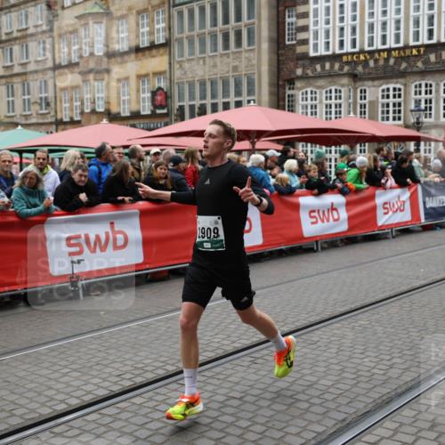 05.10.2025 - 20. swb-Marathon Bremen Yannick Fuchs http://msf.ph/oto/9282426 05.10.2025 12:57:53 Ziel 1088, 2168, 2909, 4635 meine-sportfotos.de