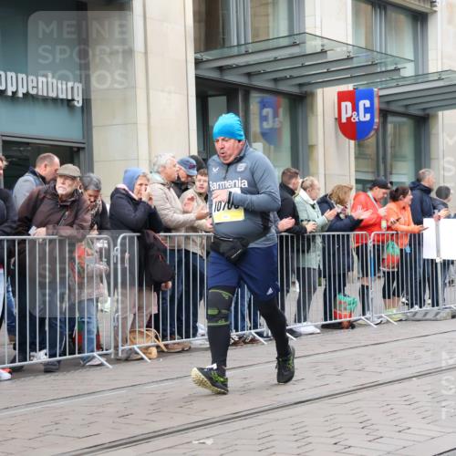 05.10.2025 - 20. swb-Marathon Bremen Strokosch-Dieckow http://msf.ph/oto/9282428 05.10.2025 11:21:55 Ziel 10700, 10700 meine-sportfotos.de