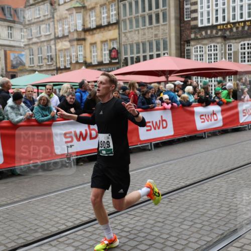 05.10.2025 - 20. swb-Marathon Bremen Yannick Fuchs http://msf.ph/oto/9282434 05.10.2025 12:57:53 Ziel 1088, 2168, 2909, 4635 meine-sportfotos.de