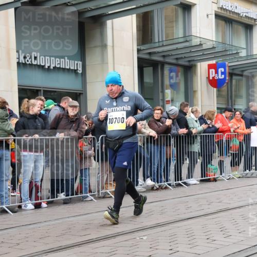 05.10.2025 - 20. swb-Marathon Bremen Strokosch-Dieckow http://msf.ph/oto/9282440 05.10.2025 11:21:56 Ziel 9513, 10700, 9513, 10700 meine-sportfotos.de