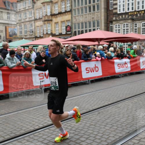 05.10.2025 - 20. swb-Marathon Bremen Yannick Fuchs http://msf.ph/oto/9282441 05.10.2025 12:57:53 Ziel 1088, 2168, 2909, 4635 meine-sportfotos.de