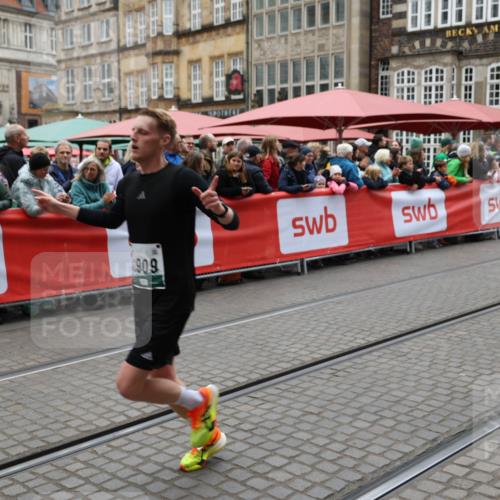 05.10.2025 - 20. swb-Marathon Bremen Yannick Fuchs http://msf.ph/oto/9282449 05.10.2025 12:57:53 Ziel 1088, 2168, 2909, 4635 meine-sportfotos.de