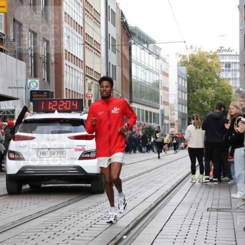 05.10.2025 - 20. swb-Marathon Bremen Strokosch-Dieckow http://msf.ph/oto/9282488 05.10.2025 11:22:04 Ziel 9513, 10035, 10700, 9513, 10035, 10700 meine-sportfotos.de