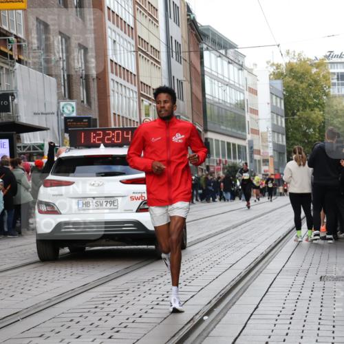 05.10.2025 - 20. swb-Marathon Bremen Strokosch-Dieckow http://msf.ph/oto/9282504 05.10.2025 11:22:04 Ziel 9513, 10035, 10700, 9513, 10035, 10700 meine-sportfotos.de