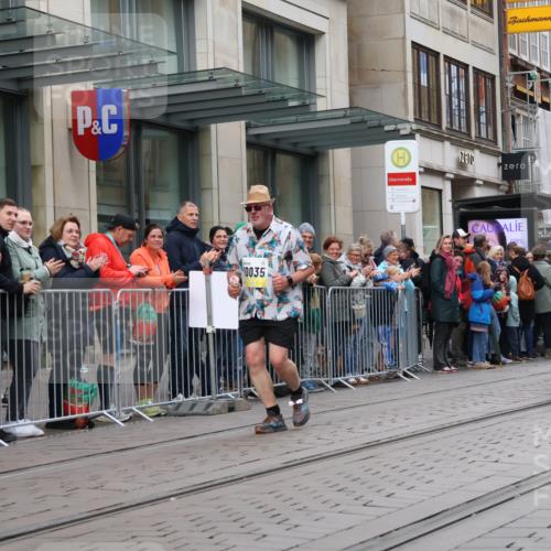 05.10.2025 - 20. swb-Marathon Bremen Strokosch-Dieckow http://msf.ph/oto/9282517 05.10.2025 11:22:05 Ziel 9513, 10035, 10700, 9513, 10035, 10700 meine-sportfotos.de