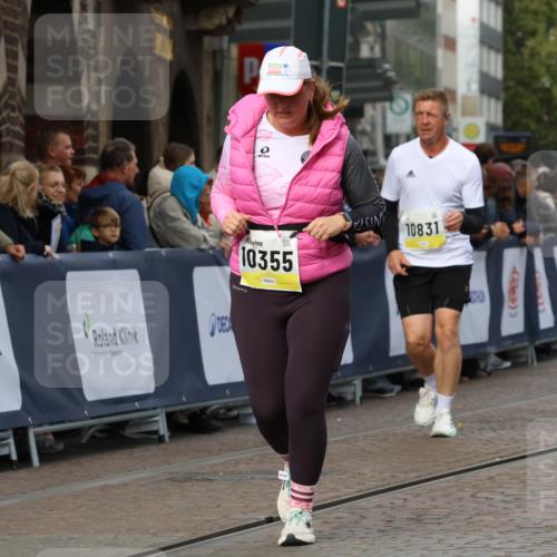 05.10.2025 - 20. swb-Marathon Bremen Strokosch-Dieckow http://msf.ph/oto/9282518 05.10.2025 11:15:53 Ziel 8476, 10355, 11375 meine-sportfotos.de